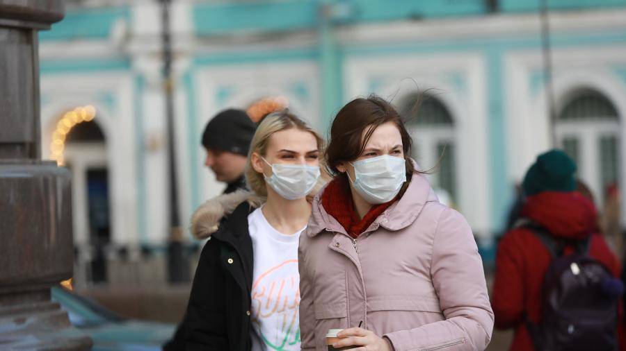 Смольный обвинил петербуржцев в росте количества заболевших COVID-19
