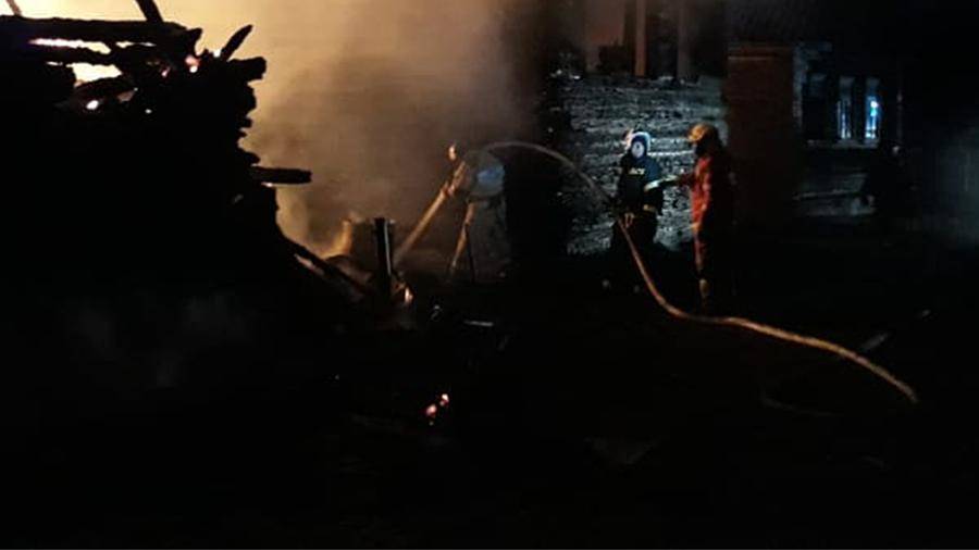 Два человека погибли при пожаре в деревне под Новгородом