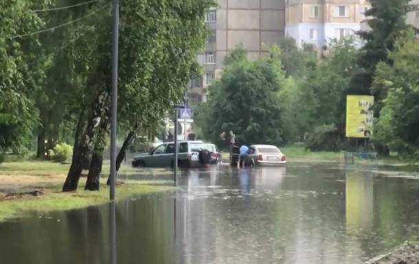 Ливень превратил улицы Полтавы в реки