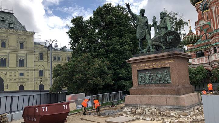 Археологические раскопки на месте памятника Минину и Пожарскому начались в Москве