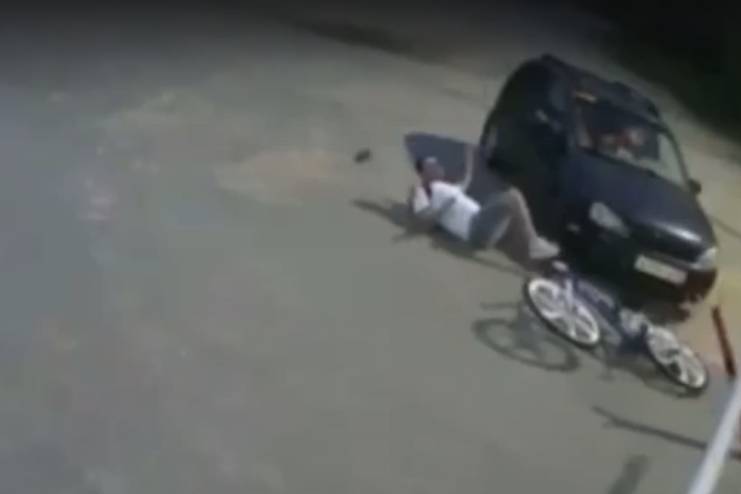 Невнимательный велосипедист врезался в шлагбаум в Дзержинске