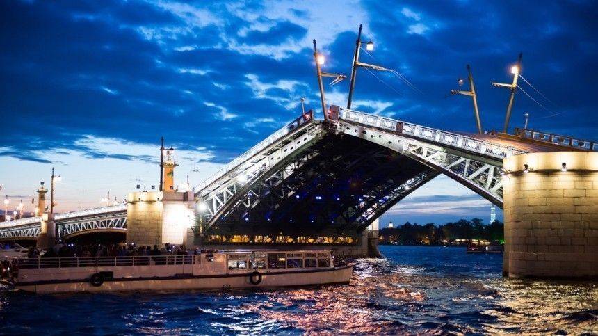 Дворцовый мост в Петербурге украсили новой подсветкой к Евро-2020 — видео