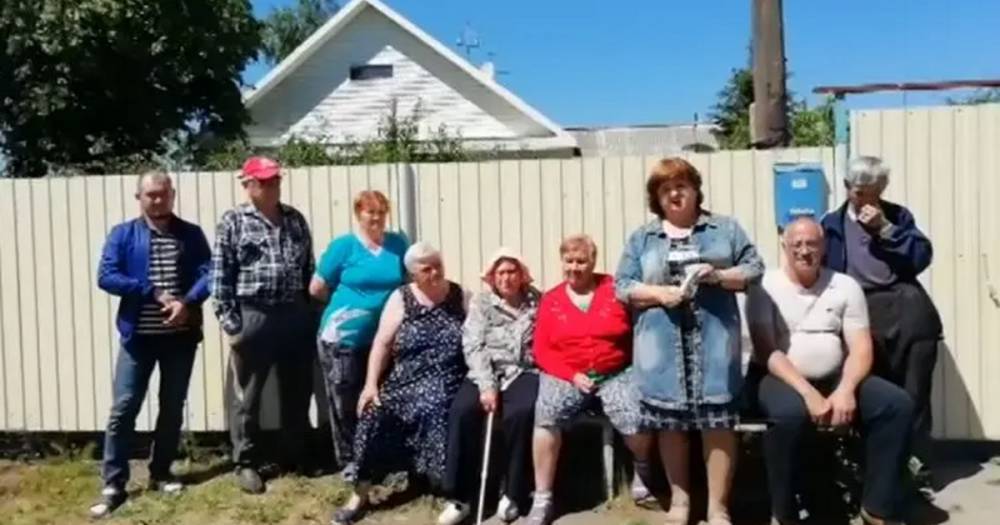 Жители российской деревни, к которым снизошел Клинтон, просят Меркель помочь с ремонтом дороги (ВИДЕО)