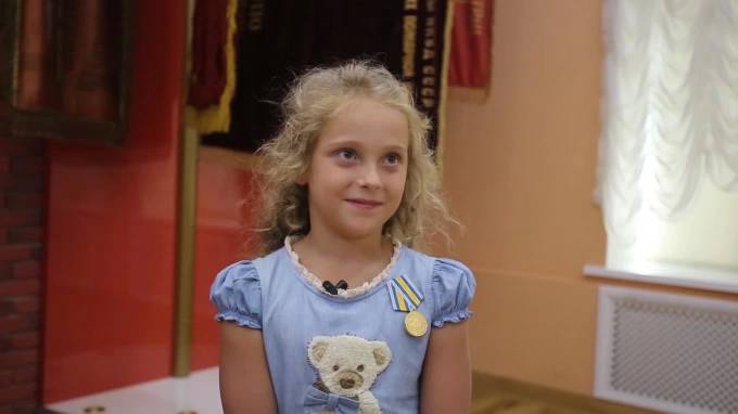 В Петербурге наградили 8-летнюю школьницу медалью МЧС России