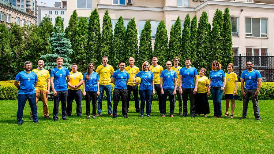 Захарова отреагировала на фото сотрудников посольства США в форме сборной Украины