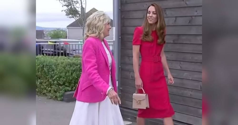 Леді в червоному і в рожевому: Кейт Міддлтон зустрілася з Джилл Байден