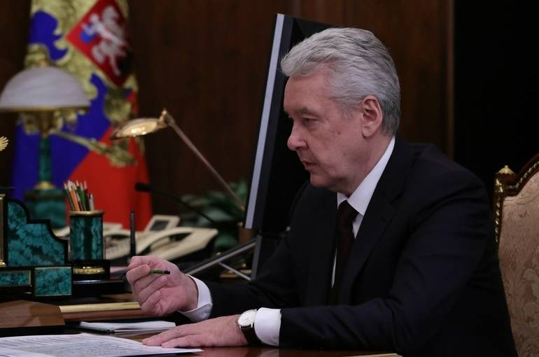 В Москве не планируют ужесточать противоэпидемические меры, заявил Собянин