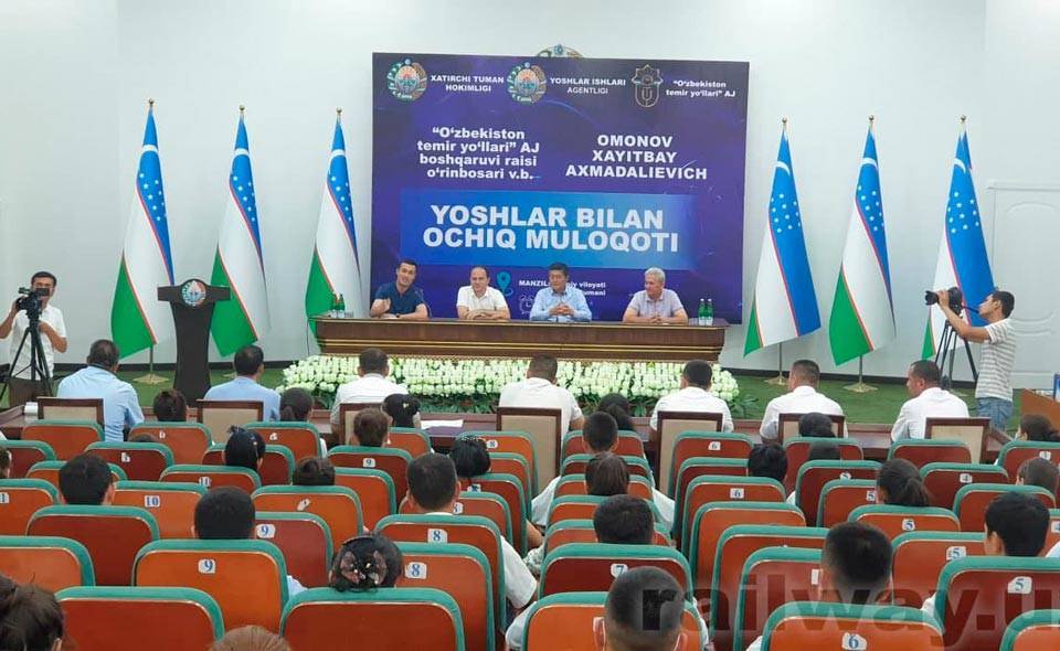 Руководители "Узбекистон темир йуллари" провели очередной открытый диалог с молодёжью в Навоийской области