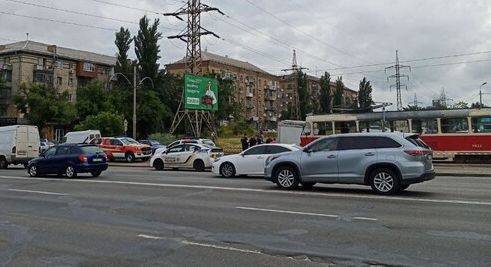 Поскользнулась и упала под трамвай: подробности спасения девушки в Киеве. ФОТО