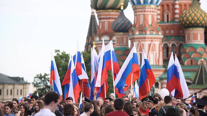 Опрос показал, как много россиян знают о Дне России