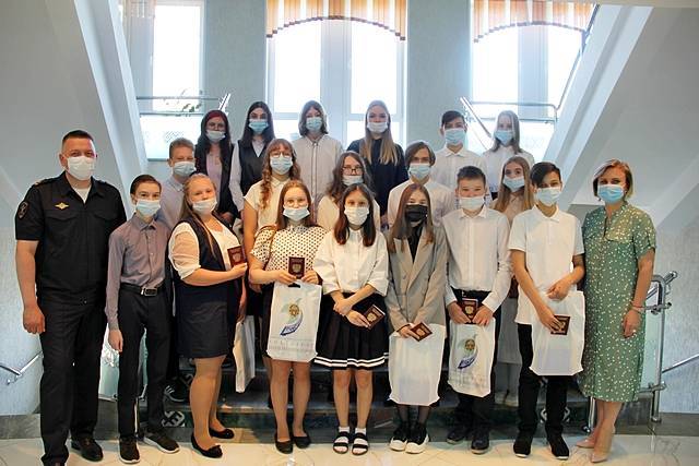 В Сыктывкаре 18 школьников получили главный документ гражданина России
