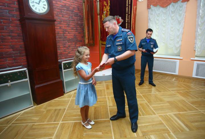 Петербургская первоклассница награждена за спасение трёхлетнего ребёнка
