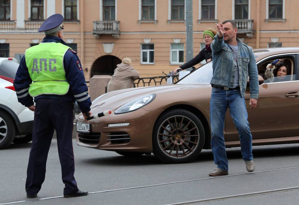ГИБДД начнет визуально фиксировать разговоры российский водителей по телефону