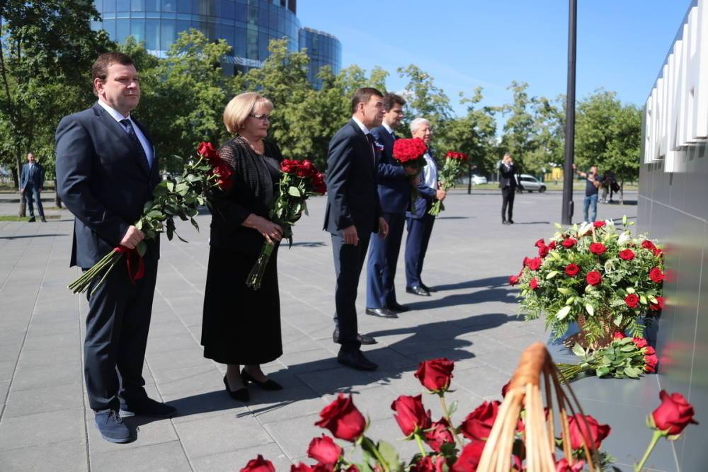 Свердловские чиновники и депутаты возложили цветы к памятнику Ельцину