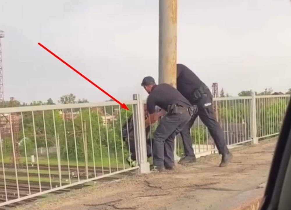 Харьковчанка пыталась прыгнуть с моста на глазах у людей, появилось видео: слетелась полиция