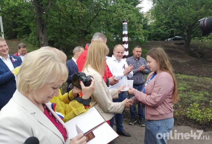 В Новосаратовке юным ленинградцам вручили паспорта и подняли флаг России