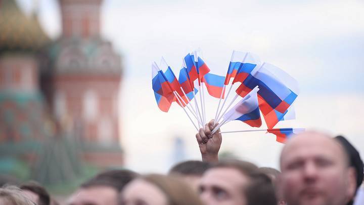Столичные улицы украсили флагами и плакатами в честь Дня России