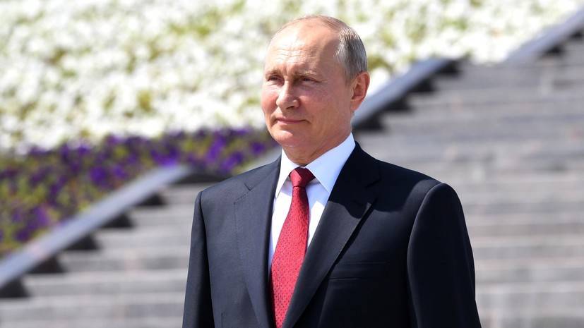 Путин вручает госпремии и золотые медали «Герой Труда РФ»