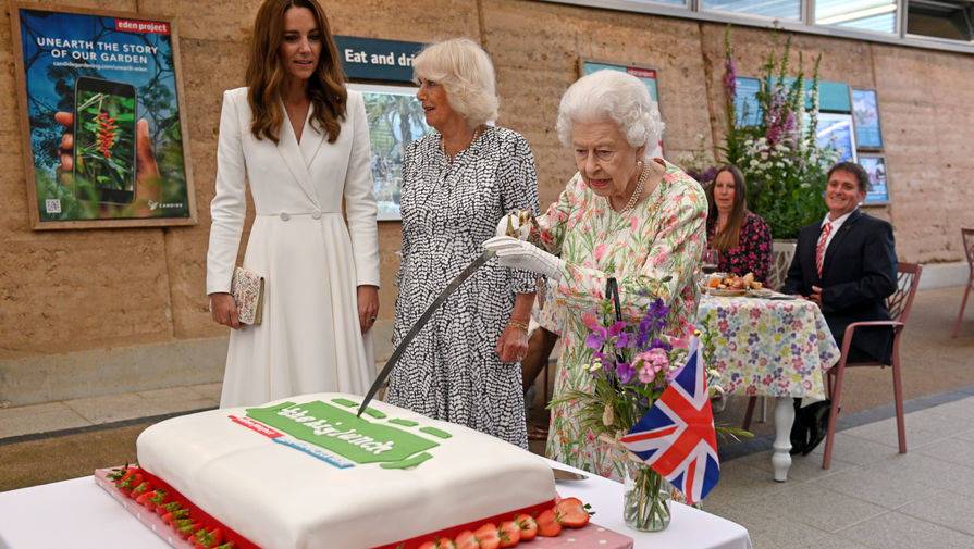 Елизавета II разрезала торт церемониальной саблей перед саммитом G7