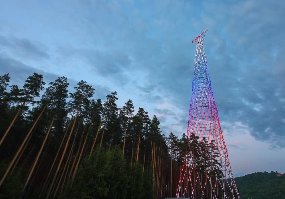 Триколор появился на Шуховской башне в Дзержинске в честь Дня России