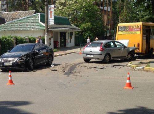Пять человек получили травмы: в Киеве произошло ДТП с участием двух легковых авто и маршрутки. ФОТО