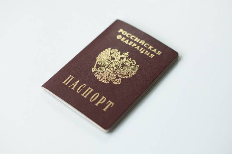 В Приморском районе Петербурга во время празднования Дня России подросткам выдали первые паспорта
