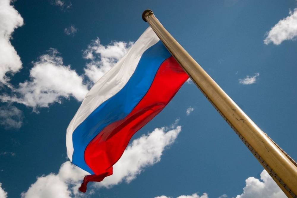Юные петербуржцы получили первые паспорта в День России