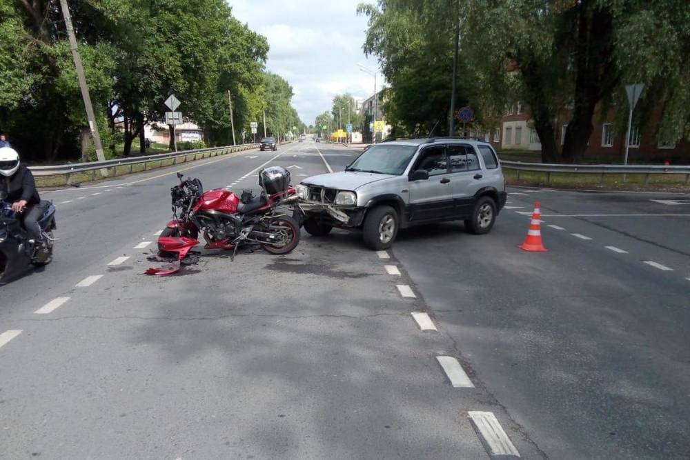 На трассе в Тверской области столкнулись легковушка и мотоцикл
