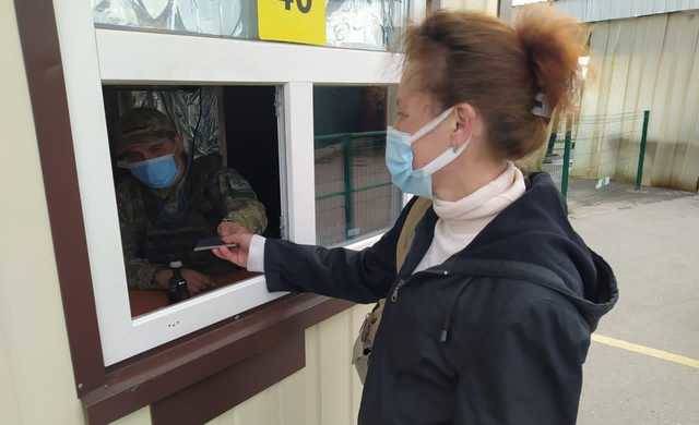 Из семи открытых КПВВ на Донбассе полноценно работает только один - в Станице Луганской, - штаб ООС