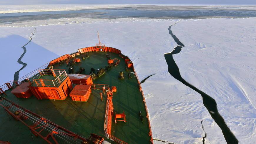 Путин: Мощные ледоколы обеспечат круглогодичное судоходство в Арктике