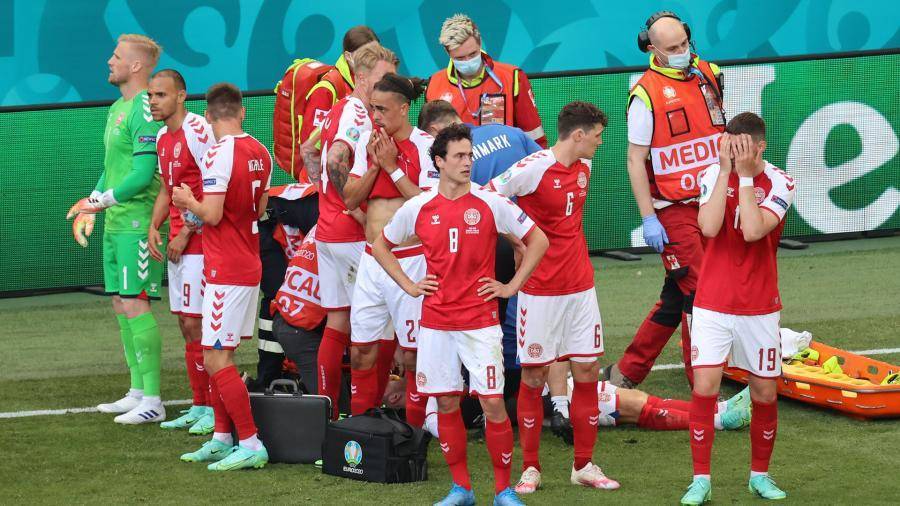 Футболист сборной Дании потерял сознание во время матча ЧМ с финнами