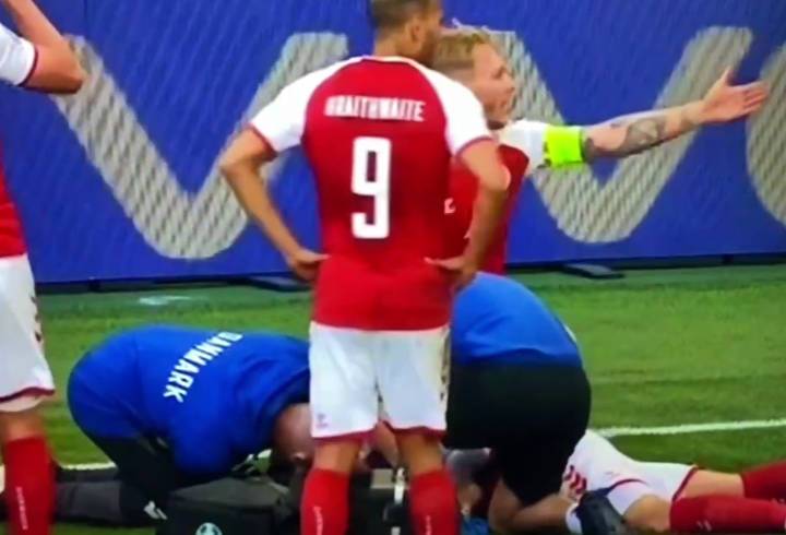 Лидера сборной Дании реанимируют после столкновения во время матча Евро-2020