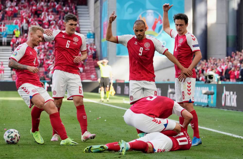 Массаж сердца на футбольном поле: матч сборных Дании и Финляндии остановлен