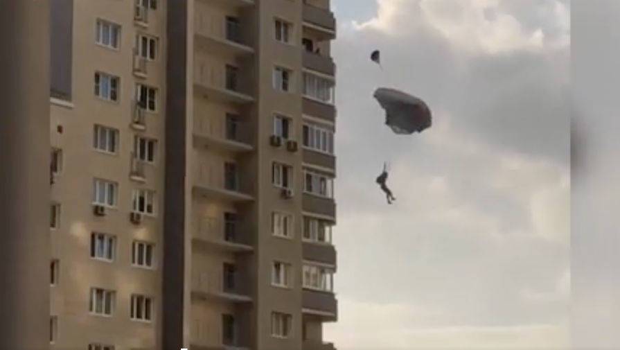 Экстремал прыгнул с парашютом с многоэтажки в Подмосковье