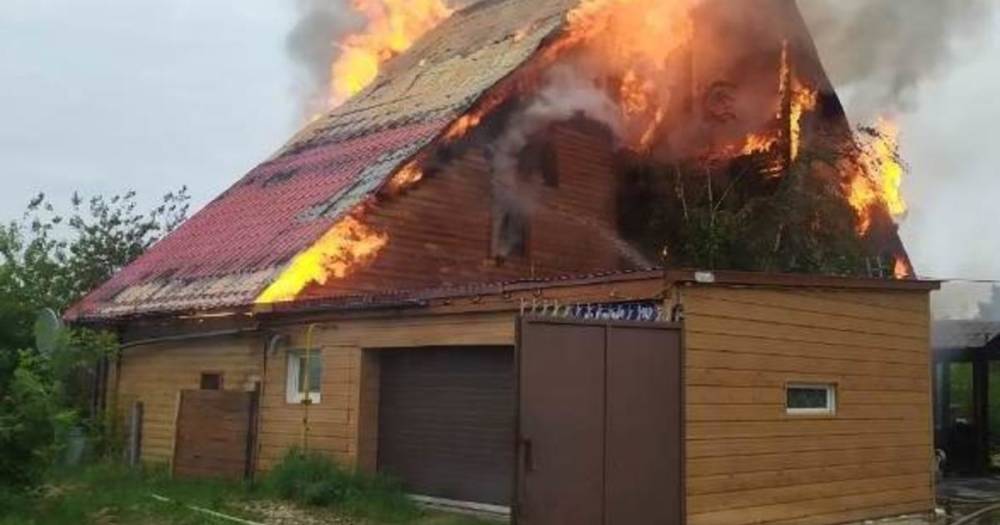 Три человека погибли при пожаре в частном доме в Якутске