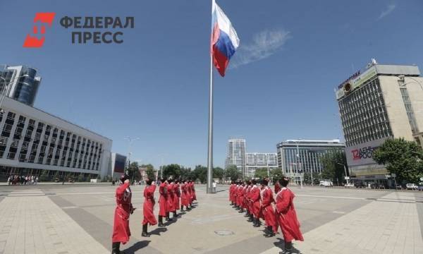 Государственный флаг России подняли над главной городской площадью Краснодара