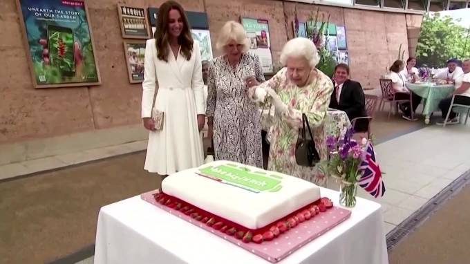 Елизавета II разрезала торт саблей перед саммитом G7