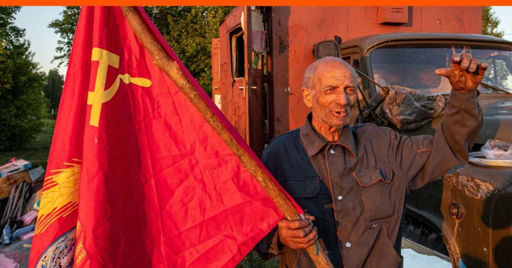 Под флагом СССР из Магадана в Донецк: 70-летний дядя Толя бросил дом, взял семерых собак и уже год едет через всю страну