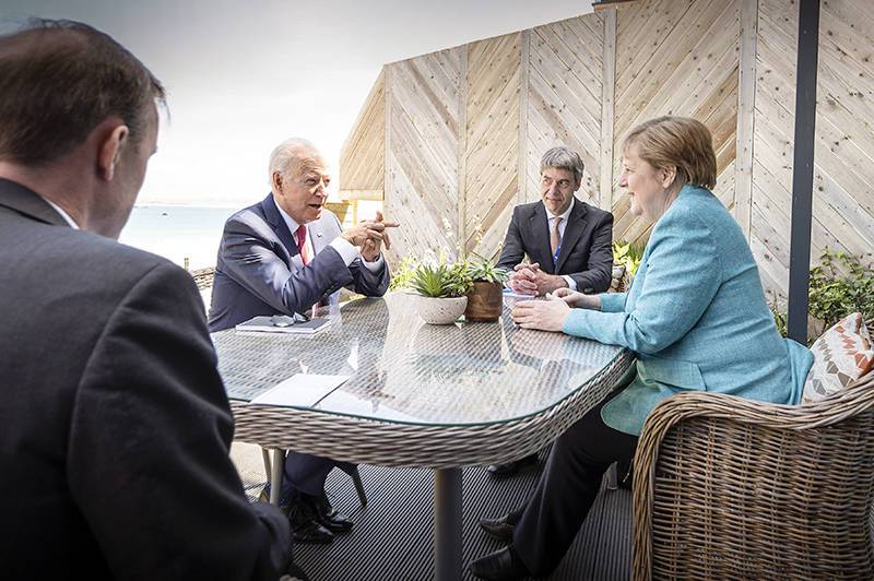 Лидеры стран G7 на саммите в Корнуолле нарушили антиковидные ограничения