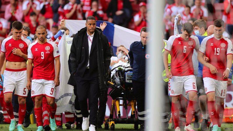 Лидера сборной Дании увезли в больницу с поля во время матча Евро-2020
