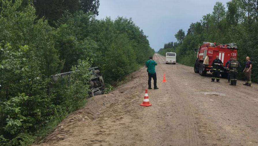 В результате аварии с экскурсионным автобусом в Ленобласти пострадали 10 человек