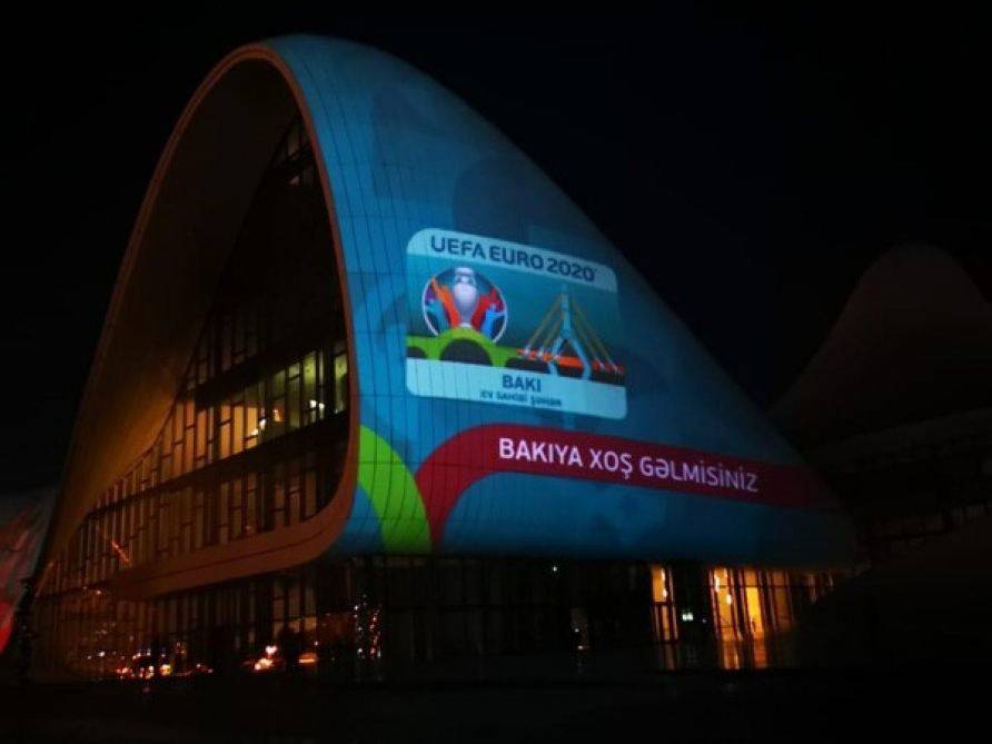 На крыше Центра Гейдара Алиева продемонстрированы изображения участников Евро-2020