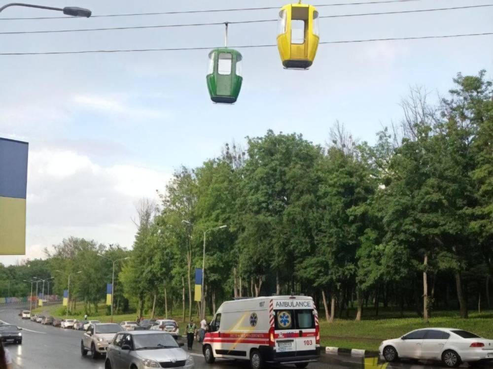 В Харькове из кабинки канатной дороги выпал мужчина, его сбила машина – соцсети