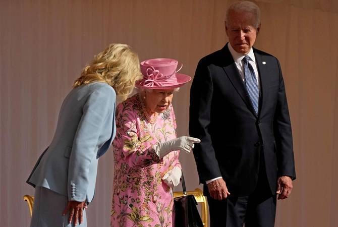 Королева Елизавета II в розовой шляпе угостила чаем Джо и Джилл Байден