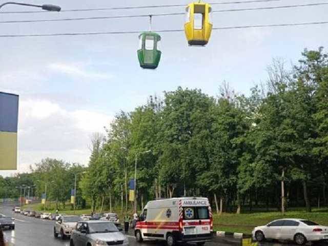 В Харькове парень выпрыгнул из кабины канатной дороги