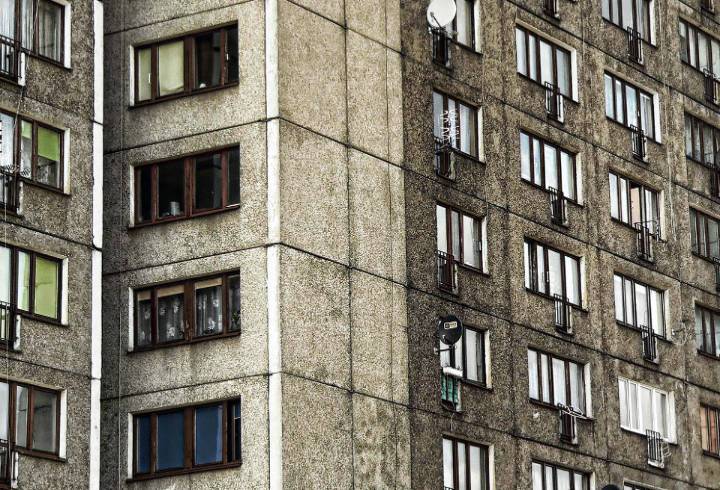 Мужчина выпал из окна многоэтажки в Невском районе Петербурга
