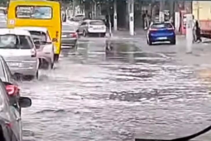Сильнейший ливень за 15 минут затопил Одессу