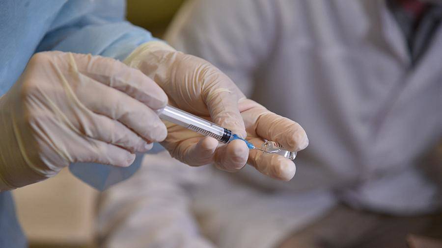 Гинцбург допустил появление новых штаммов из-за медленной вакцинации