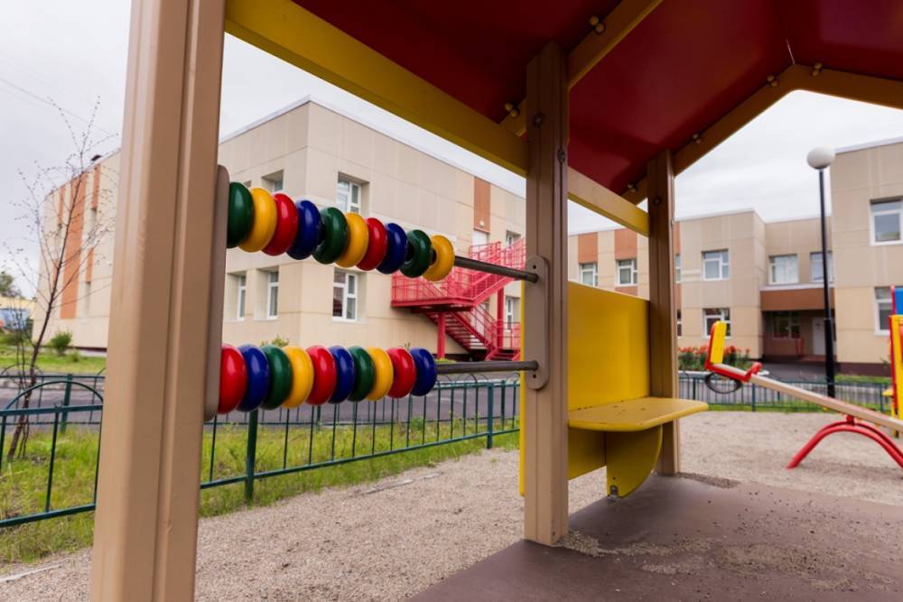 В Петербурге воспитатели частного детсада забыли на улице двухлетнего ребенка
