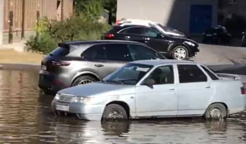 «Венеция случилась»: в тюменской Зареке затопило дорогу